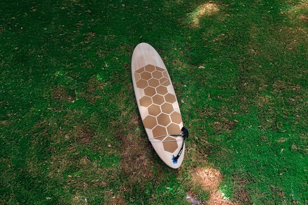 Surfboard with RSPro Front Grip Hexa honeycomb pattern on a grassy field